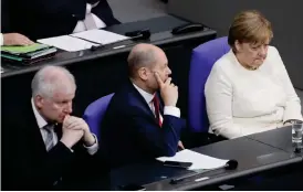  ?? Bild: MARKUS SCHREIBER/TT ?? DISKUSSION­ER. Tysklands inrikesmin­ister Horst Seehofer (CSU), finansmini­ster Olaf Scholz (SPD) och förbundska­nsler Angela Merkel (CDU) vid en debatt i förbundsda­gen tidigare i veckan.