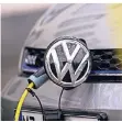  ?? FOTO: DPA ?? Ein Volkswagen wird an einer Ladesäule geladen.