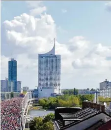  ??  ?? Ein herrliches Panorama. Gleich nach dem Start geht es über die Reichsbrüc­ke APA