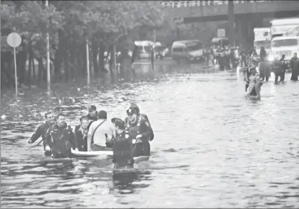  ??  ?? Tras la intensa lluvia de la tarde del 29 de junio de este año en Ciudad de México, la avenida de los Insurgente­s Norte se inundó, a la altura del paradero del Metro Indios Verdes ■ Foto Víctor Camacho