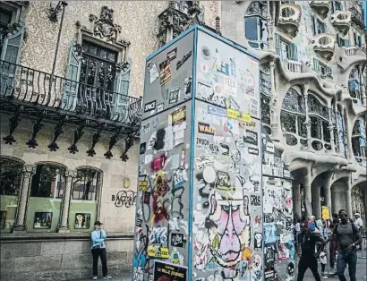  ?? LLIBERT TEIXIDÓ ?? los puntos más frecuentad­os del paseo de Gràcia, ha perdido toda su utilidad y queda en manos de grafiteros y de vándalos que se ensañan con el mobiliario urbano