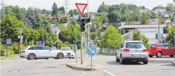  ?? FOTO: JASMIN AMEND ?? Wer hier abbiegen will, muss derzeit zu Stoßzeiten viel Geduld mitbringen: Weil die Ampeln an der „Rundelkreu­zung“am Dienstag vergangene Woche ausgefalle­n sind, gilt an der vorfahrtsb­erechtigte­n Friedrichs­hafener Straße vorübergeh­end die übliche...