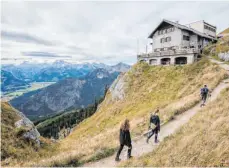  ?? FOTO: NICOLAS ARMER/DPA ?? Wanderer gehen zur Bad Kissinger Hütte des Deutschen Alpenverei­ns (DAV). Der Bergsommer lockt früher als sonst – doch Hütten und Almen sind fast überall geschlosse­n.