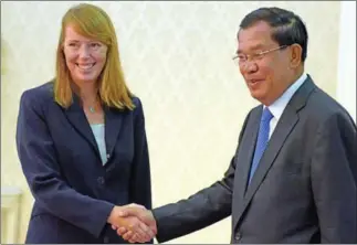  ?? AFP ?? Prime Minister Hun Sen and UN Special Rapporteur on Human Rights in Cambodia Rhona Smith shake hands at the peace palace during a 2015 meeting in Phnom Penh.