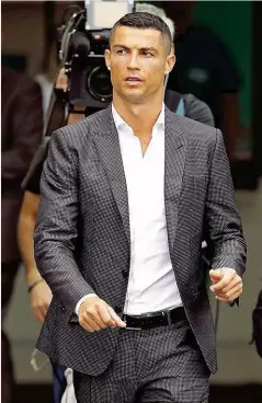  ??  ?? Ronaldo wechselt zu Juventus Turin. Die Ablöse für den portugiesi­schen Superstar beträgt 100 Millionen Euro. Er hat neun Jahre bei Real Madrid gespielt.
