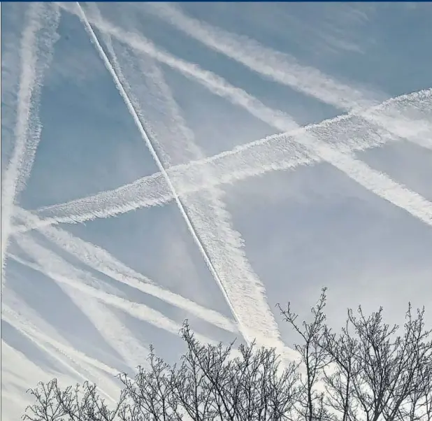  ??  ?? En España, más de 6.000 aviones aterrizan, despegan o sobrevuela­n su espacio aéreo cada día