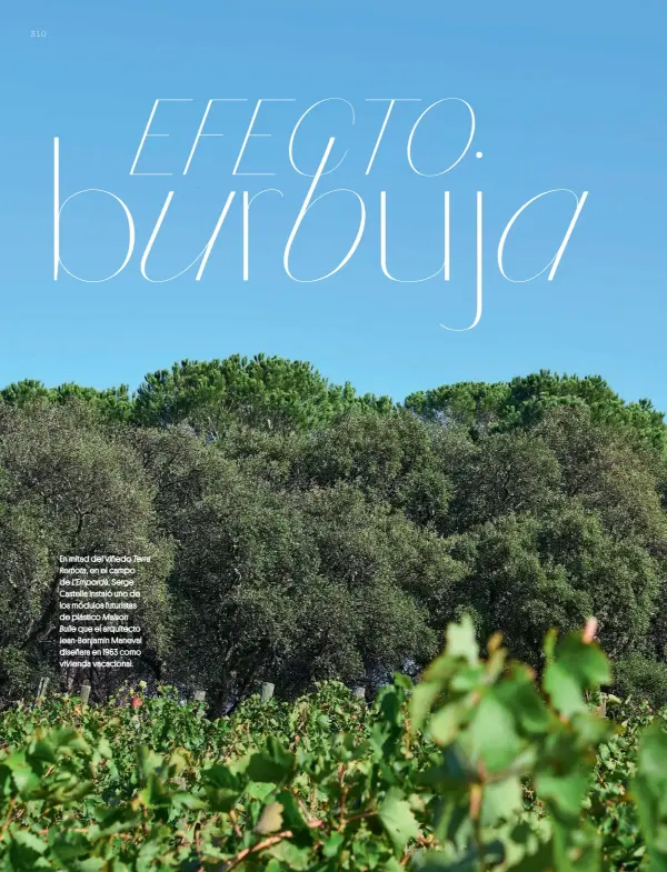  ??  ?? En mitad del viñedo Terra Remota, en el campo de L’Empordà, Serge Castella instaló uno de los módulos futuristas de plástico Maison Bulle que el arquitecto Jean-Benjamin Maneval diseñara en 1963 como vivienda vacacional.