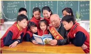  ??  ?? 李相岑在陪孩子们一起­读书