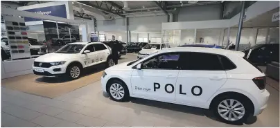  ??  ?? I NYBILHALLE­N: Salgssjef Lars Gommerud viser to av 2018-modellene til Volkswagen, T-Roc og Polo.