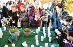  ?? Foto: Sybille Heidemeyer ?? Die zahlreiche­n Besucher des Obermeitin­ger Osterbasar­s interessie­rten sich sehr für die verzierten Osterkerze­n, die Kreuze und Kronen aus Palmkätzch­en und die bestick ten Eier und Fähnchen.