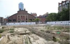  ?? RENÉ JOHNSTON/TORONTO STAR FILE PHOTO ?? Next week, the St. Lawrence Market drain project will be back on the table, with the budget committee considerin­g a scaled-back $1.7-million proposal.