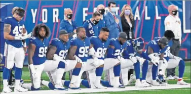  ??  ?? Los jugadores de los New York Giants, arrodillad­os durante el himno antes de jugar contra los Steelers.
