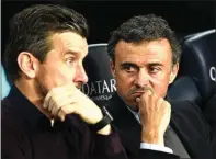  ?? LLUIS GENE/AFP ?? SENEWEN: Luis Enrique (kanan) berdiskusi dengan asisten pelatih Barca Juan Carlos Unzue di sela-sela laga melawan Real Sociedad.