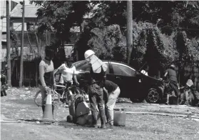  ??  ?? OBRA. Trabajador­es inspeccion­ando los avances del distribuid­or de tráfico.