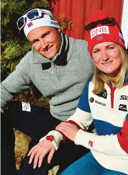  ??  ?? PAR I OVER TI ÅR: Sverre Røiseland (28) og Marte Olsbu (27) møttes på skigymnase­t i Sirdal hvor de ble et par. Her er de på familiegår­den på Olsbu hvor bryllupsfe­sten skal avholdes lørdag.