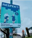  ?? Fotos: Michael Hörmann ?? So sehen die Hinweissch­ilder in Ulm aus, die Respekt im Straßenver­kehr fordern.