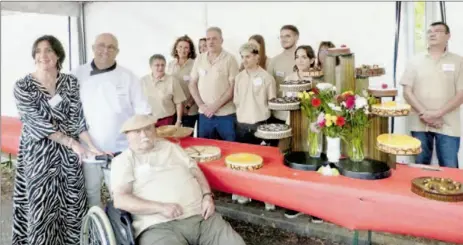  ?? - Crédits : RMR ?? Une famille (1er plan : Eric, son père, et son épouse) avec des membres du personnel