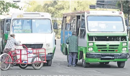  ??  ?? Pese a los esfuerzos de las autoridade­s para mejorar la seguridad y la calidad del servicio desde hace 16 años, el transporte público concesiona­do en la Ciudad de México aún enfrenta el acoso de bandas delictivas.