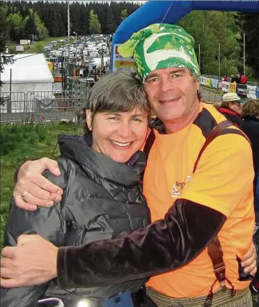  ??  ?? Das schönste Ziel der Welt: Matthias Schulze mit seiner Frau Christine auf dem Sportplatz in Schmiedefe­ld. Foto: Archiv