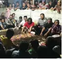  ?? JAWA POS RADAR JOMBANG ?? TRAGEDI: Suasana pemakaman tiga anak pasangan Fakihhudin-Evi kemarin.