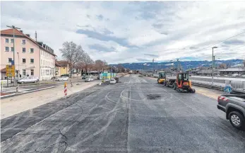  ?? FOTO: CHRISTIAN FLEMMING ?? 150 Stellplätz­e entstehen entlang der Zufahrt zum neuen Bahnhof. Die sollen nicht nur Lindauer nutzen, die mit dem Zug wegfahren, sondern auch Gäste, die dann mit dem Zug weiter auf die Insel fahren.