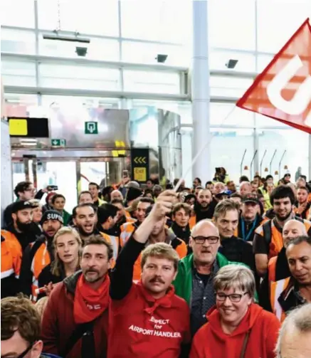  ??  ?? De vakbonden hielden gisteren in de vertrekhal van de luchthaven een solidarite­itsactie voor de stakende werknemers van Aviapartne­r.