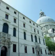  ??  ?? Alla SaluteIl Seminario di Venezia si trova dietro la Basilica della Madonna della Salute