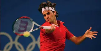  ?? ?? Il dritto Roger Federer, oggi 41 anni, all’Olimpiade di Pechino 2008, dove lo svizzero vinse l’oro in doppio