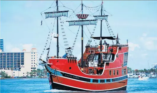  ?? KATHLEEN CHRISTIANS­EN/ ORLANDO SENTINEL PHOTOS ?? Visitors enjoy a swashbuckl­ing good time aboard Captain Memo’s Pirate Cruise in Clearwater.