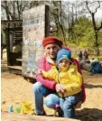  ?? Foto: Vanessa Polednia ?? Veronika Peller mit ihrem Enkel Vincent auf dem Lummerland‰Spielplatz.