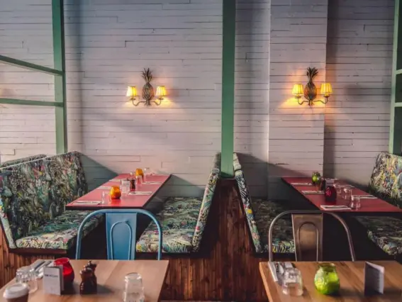  ??  ?? The restaurant’s refitted interior has a relaxed, beachy vibe