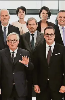  ?? APA 3, AP ?? Alle da: Sebastian Kurz und Jean-Claude Juncker im Kreis der Minister und Kommissare