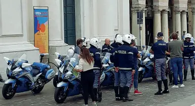  ??  ?? Controlli
La polizia stradale era ieri in centro a
Bassano per il piano sicurezza in vista dei
Campionati italiani di ciclismo che si terranno da venerdì a domenica