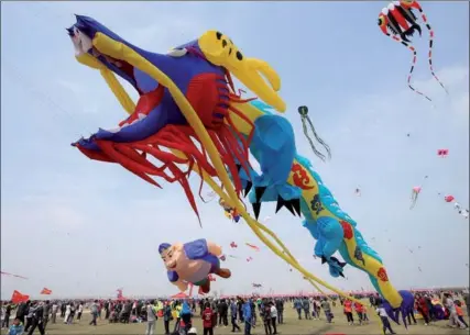 ?? ZHANG CHI / FOR CHINA DAILY ?? Enthusiast­s from all over the world fly their self-designed kites at the 35th kite festival in Weifang, Shandong province, on April 21.