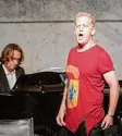  ?? Foto: Jan Pieter Fuhr/ta ?? Jakob Fugger singt: Chris Murray, am Klavier begleitet von Stephan Kanyar.