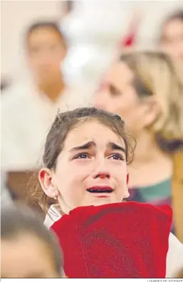  ?? LOURDES DE VICENTE ?? Una niña no puede evitar las lágrimas al suspenders­e la salida de Borriquita.
El cortejo de La Cena se vuelve al poco de salir de Santo Domingo por la insistenci­a de la lluvia.