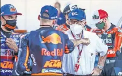  ??  ?? Carmelo Ezpeleta saluda a los pilotos en Jerez en el GP de España.