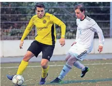  ?? FOTO: ANJA TINTER ?? Überragend­er Spieler beim 4:0-Erfolg des SCK kurz vor Weihnachte­n in der Liga: Alex Hauptmann (l.) im Duell mit Stefan Schellenbe­rg.