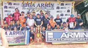  ??  ?? TAHNIAH: Abdul Aziz (enam kiri) bersama pemenang Pertanding­an Bola Sepak 9 Sebelah Jemputan Bawah 12 Tahun Piala Cabaran Armin 2018 di Miri semalam.