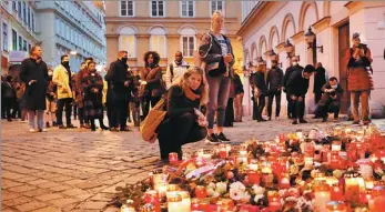  ?? LEONHARD FOEGER / REUTERS ?? At one of the sites of a terrorist attack in Vienna, Austria, people pay tribute to the victims on Wednesday. Video evidence showed the gunman had acted alone, the authoritie­s said.