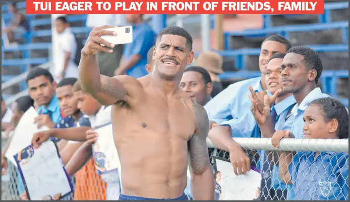  ?? Picture: BALJEET SINGH ?? Tui Kamikamica takes a selfie with fans after their training run at Churchill Park in Lautoka yesterday.