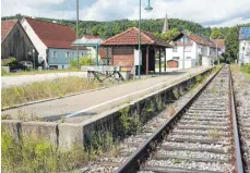  ?? FOTO: HEINZ THUMM ?? In der Folge des barrierefr­eien Ausbaus soll der Parkplatz beim Bahnhof in Neufra verbessert und erweitert werden. Über Maßnahmen und Kosten muss noch weiter beraten werden.