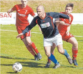  ?? FOTO: ROLF SCHULTES ?? Mochenwang­ens Ademi Ngadhnjim (Mitte) zwischen Beurens Andre Schneider (rechts) und Michael Schorer (links).