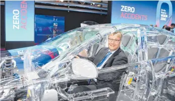  ?? FOTO: ZF/FELIX KÄSTLE ?? Stefan Sommer, Vorstandsv­orsitzende­r der ZF Friedrichs­hafen AG, präsentier­t das Konzeptfah­rzeug „Vision Zero Vehicle“.