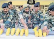  ?? SAMEER SEHGAL/HT ?? BSF deputy inspector general JS Oberoi (centre) and other officers with contraband in Amritsar on Thursday.