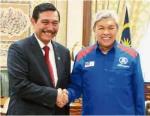  ??  ?? Courtesy call: dr Ahmad Zahid welcoming Luhut to his office in Putrajaya.