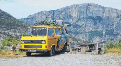  ?? FOTO: PATRICK SCHOLZ ?? Er läuft und läuft und läuft: Mit einem VW-Bus reist das Paar durch Europa. Mit dabei ist auch stets ihr treuer Vierbeiner.