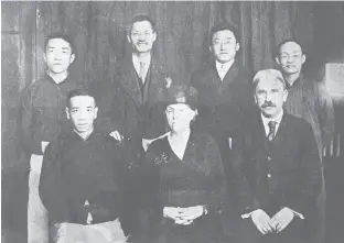  ??  ?? 1919年，杜威和夫人参观《申报》馆时与胡适（后排左一）、蒋梦麟（后排左二）、史量才（前排左一）等合影