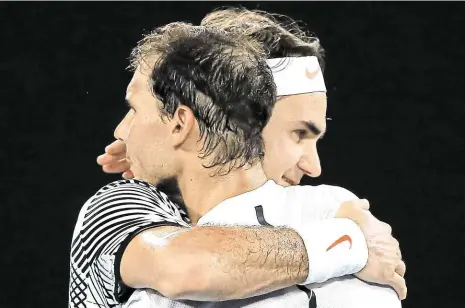  ?? Foto: Reuters ?? Poklona soupeři „Byl bych šťastný, kdyby náš zápas skončil remízou,“řekl Roger Federer (v čelence) po vítězství nad Rafaelem Nadalem.