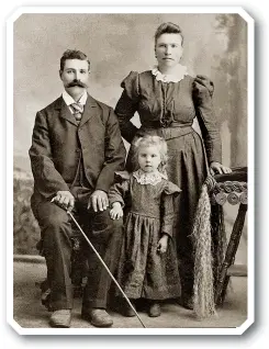  ??  ?? Oscar, Olena and their daughter Lillie in South Dakota in 1898.